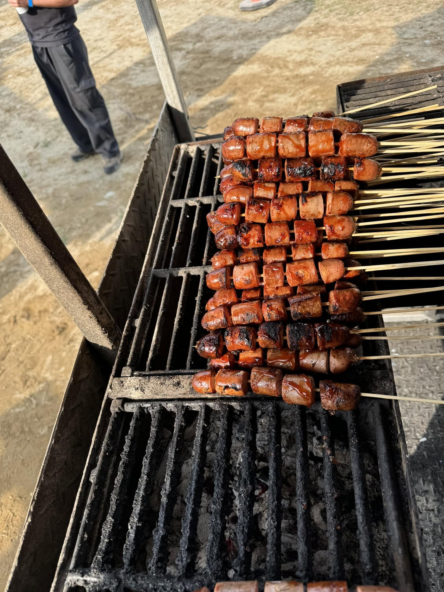 Brochettes de saucisses sur le gril