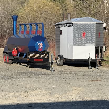 Le fumoir en forme de locomotive bleue aux roues rouges du Train du BBQ