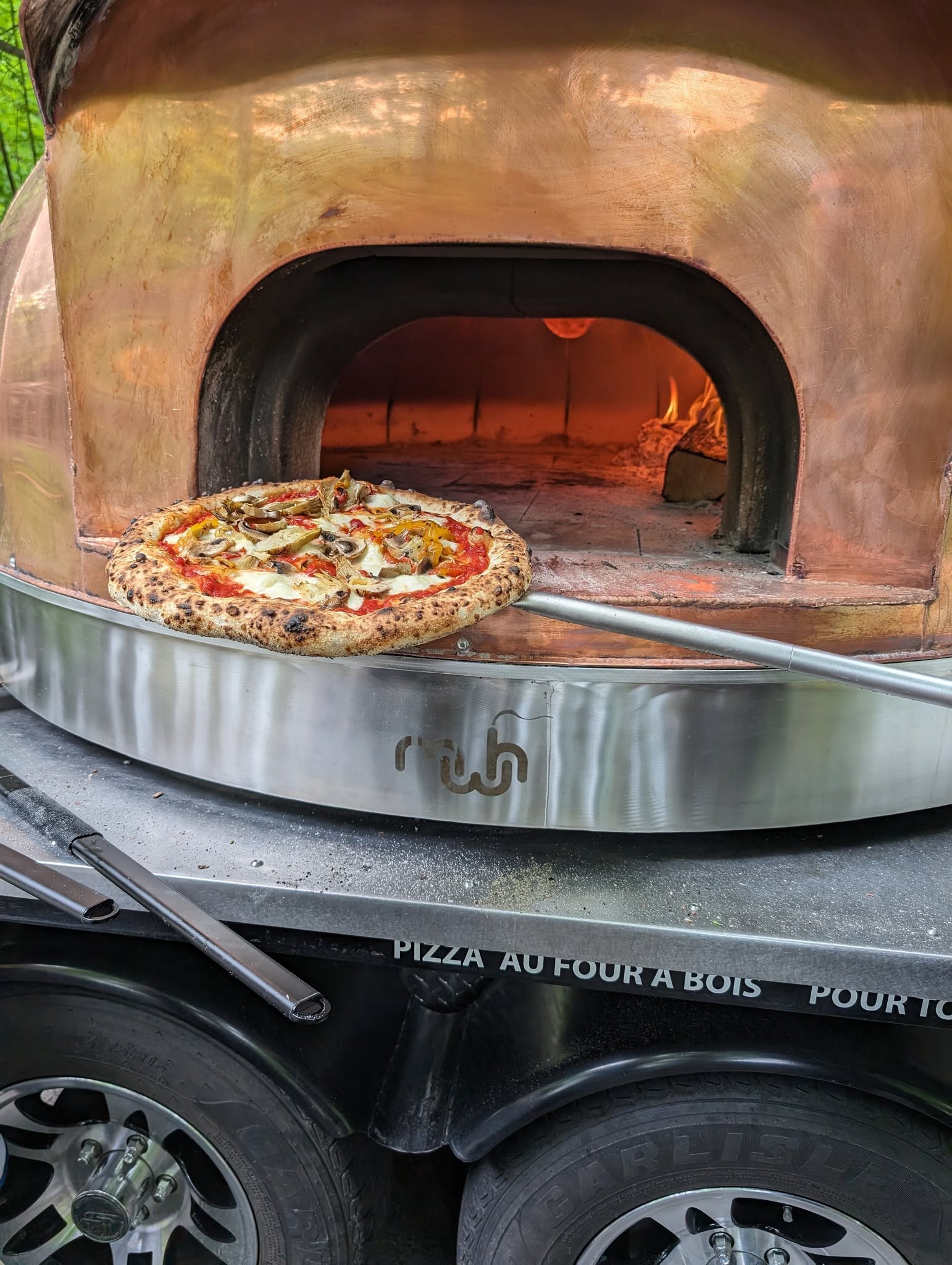 Pizza champignons et poivrons sortie du four